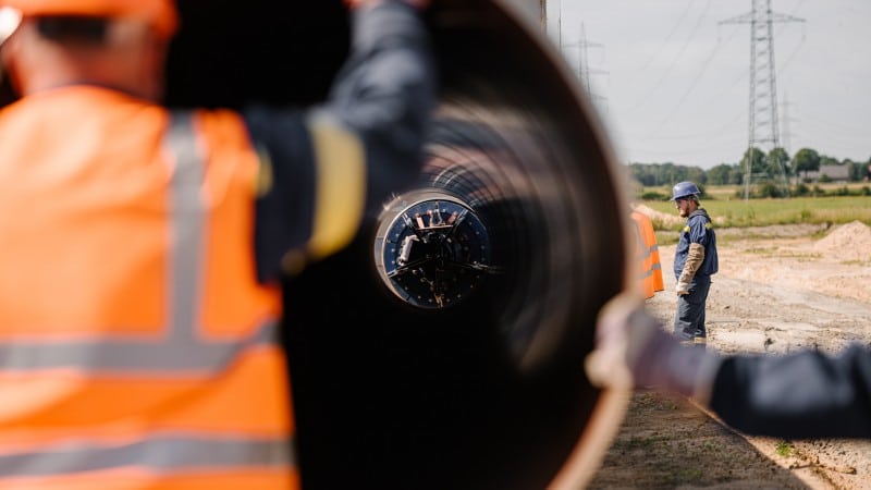Pipelinebau: HABAU Mitarbeiter bei Verlegung eines Gasrohrs