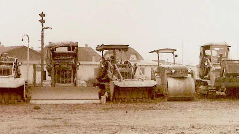 Historische Aufnahme der ersten HABAU Baumaschinen 1950er Jahre